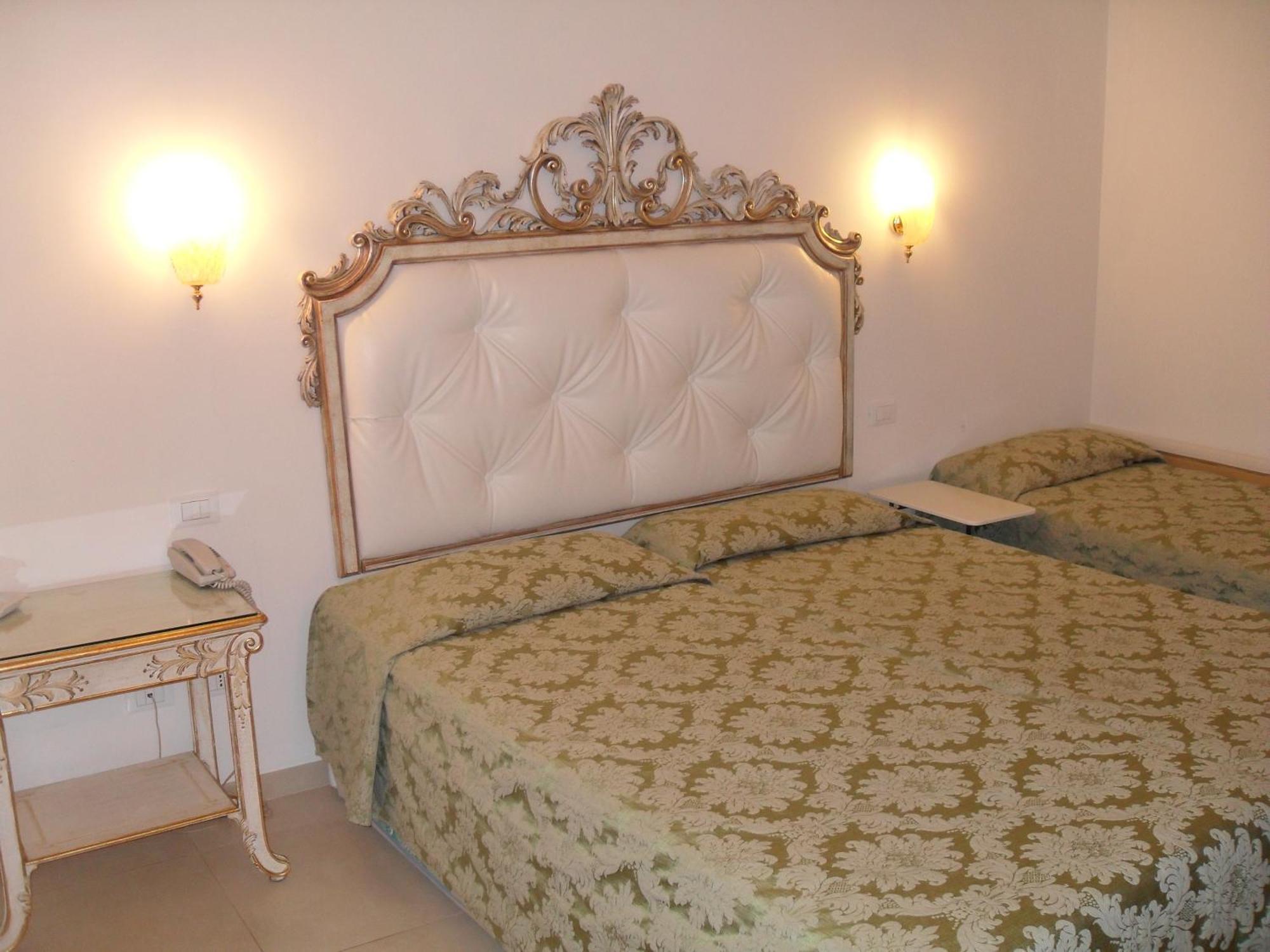 Residenza Due Torri Check In Presso Hotel Centrale Vicolo Cattani 7